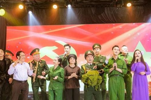 Xúc động chương trình nghệ thuật 'dấu chân người lính' tại Séc