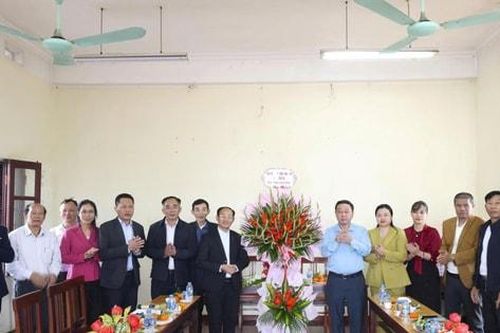 Xã Thường Tín thăm, chúc mừng Linh mục và bà con giáo dân nhân dịp Giáng sinh 2025