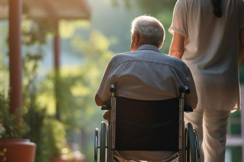 Cụ ông bật khóc trong viện dưỡng lão: Một quyết định vì con khiến tuổi già cô đơn