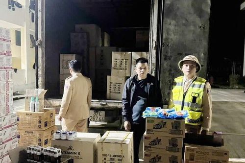 Bắt giữ xe tải chở mỹ phẩm không rõ nguồn gốc