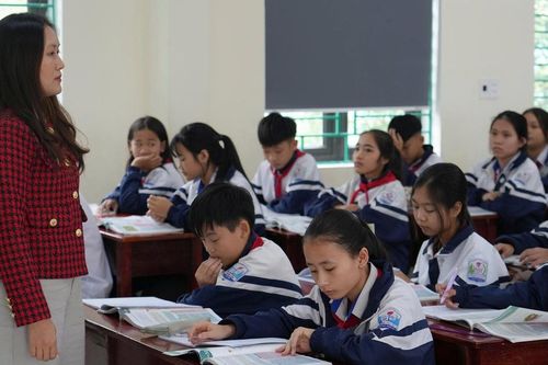 Giáo viên hợp đồng gần 20 năm đứng lớp, lương treo vì… chưa rõ ai trả