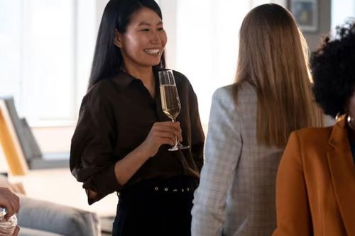 Được sếp giúp đỡ: EQ thấp nói 'cảm ơn' theo bản năng, EQ cao ứng xử tinh tế có tính toán