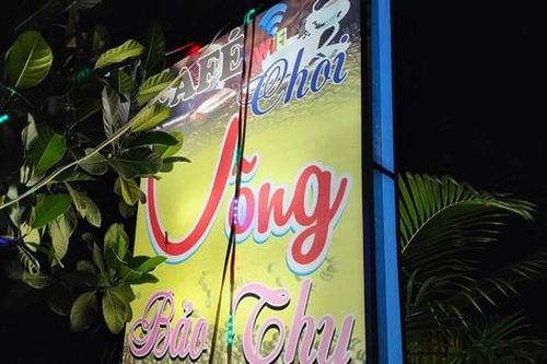 3 nữ nhân viên bán dâm cho 2 khách nam tại quán cà phê chòi