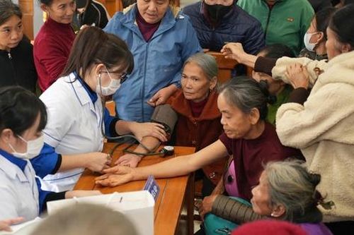 Đoàn Thanh niên Bộ Y tế khám, tư vấn sức khỏe miễn phí cho người dân Kim Điền, Quảng Trị sau lũ
