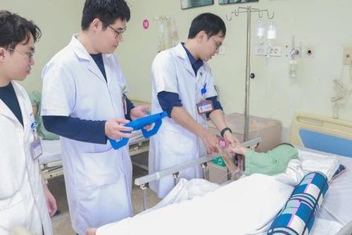 Đau đầu kéo dài, người phụ nữ dần yếu tay chân, bác sĩ phát hiện mắc bệnh hiếm