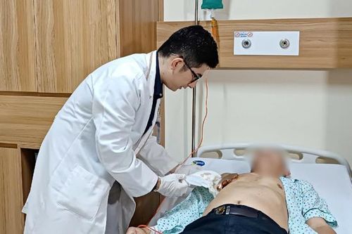 Khối u nhỏ ở vú người đàn ông hóa 'khổng lồ' sau khi đắp thuốc lá
