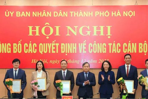 Trao quyết định bổ nhiệm Giám đốc Sở Y tế, Sở Văn hóa Thể thao và Chánh Văn phòng UBND TP Hà Nội