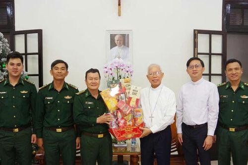 Bộ đội Biên phòng Khánh Hòa thăm, chúc mừng các cơ sở tôn giáo nhân dịp Lễ Giáng sinh 2025