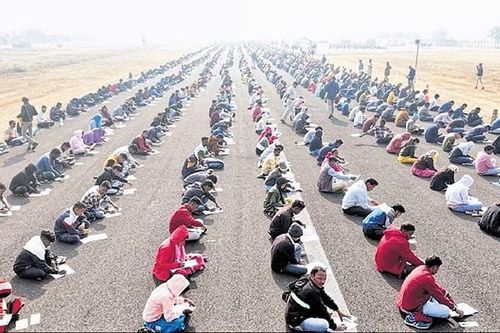 Hơn 8.000 người làm bài thi trên đường băng ở Ấn Độ