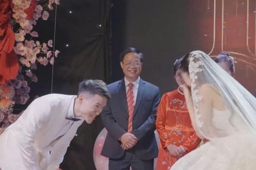 Clip cô dâu chú rể thử thách 'ai yêu nhiều hơn' hút 7 triệu view