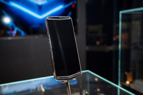 Vì sao đá Sapphire là 'tiêu chuẩn' trên điện thoại Vertu?