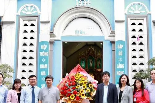 Bí thư, Chủ tịch xã Trung Giã thăm, chúc mừng các Giáo sứ nhân dịp Giáng sinh