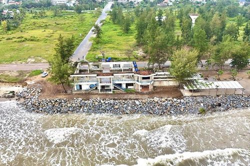 Bãi biển Mỹ Khê bị xâm thực, sạt lở nghiêm trọng
