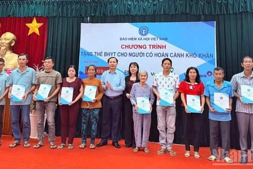 Những tấm thẻ bảo hiểm y tế mang niềm vui đến người có hoàn cảnh khó khăn