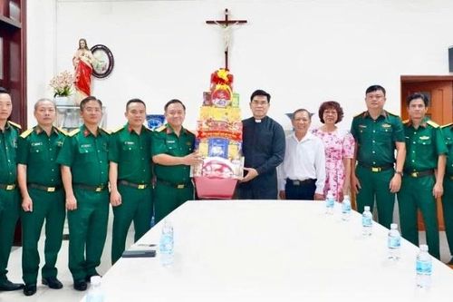 Bộ Tư lệnh Thành phố Hồ Chí Minh thăm chúc mừng Giáng sinh các cơ sở tôn giáo
