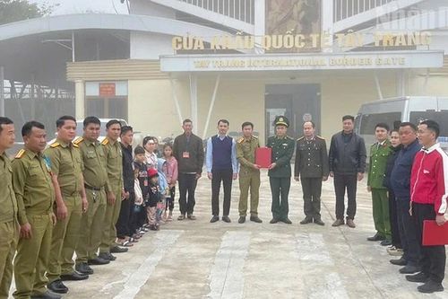 Công an tỉnh Sơn La tiếp nhận 9 công dân từ Lào trở về