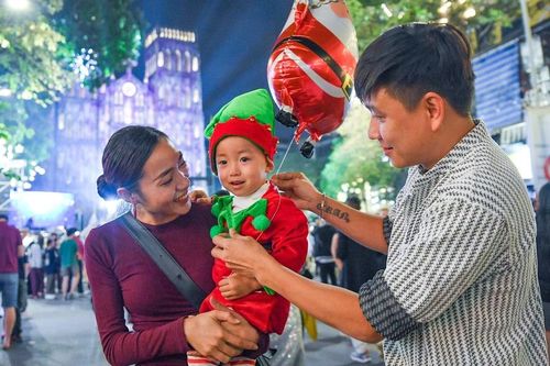 Nhộn nhịp đêm Noel tại Hà Nội