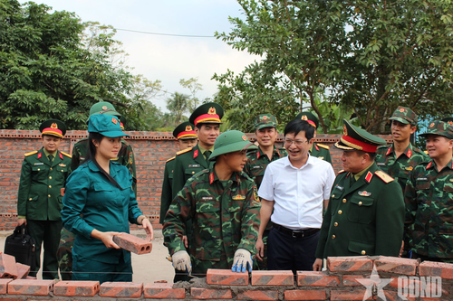 Quân khu 3: Kiểm tra công tác dân vận của Trung đoàn 2 (Sư đoàn 395)