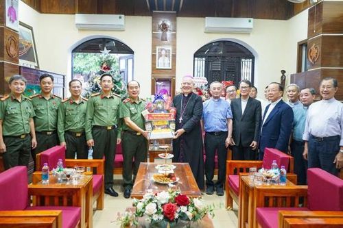 Công an TP Đà Nẵng thăm, chúc mừng Tòa Giám mục Giáo phận Đà Nẵng nhân lễ Giáng sinh 2025