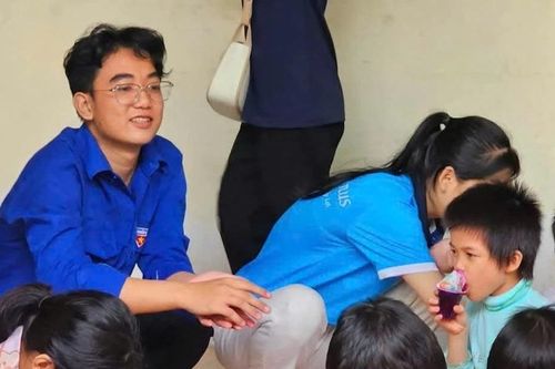 Dấu ấn của nam sinh Kinh tế trong công tác Đoàn và nghiên cứu khoa học