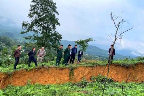 Hà Tĩnh lên phương án khắc phục sự cố nứt đồi ở xã biên giới