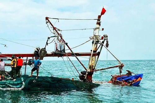 Cà Mau: Kịp thời cứu 13 ngư dân bị chìm tàu trên biển