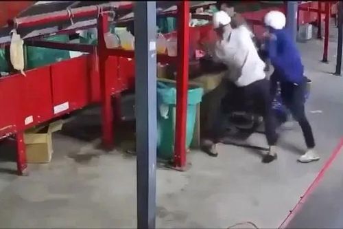 Mâu thuẫn trong công ty, nhóm công nhân đâm chết tổ trưởng