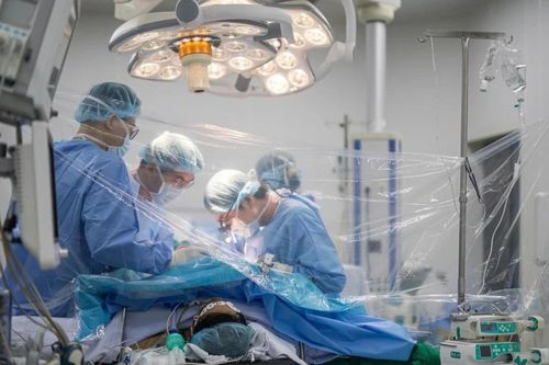 Sinh viên năm nhất hiến gan cứu thầy giáo hôn mê gan nguy kịch