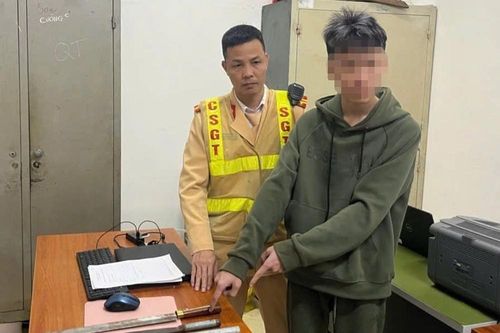 CSGT Hà Nội khống chế thanh niên mang hung khí đi đánh nhau