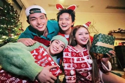 Ca sĩ Jun Phạm đón Giáng sinh bên hội bạn thân