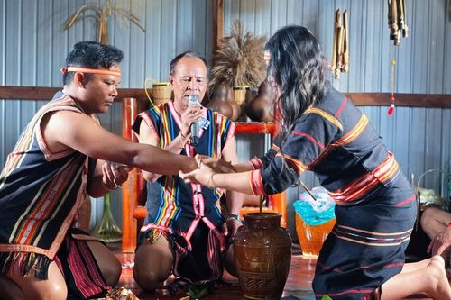 Gia Lai: Tái hiện lễ ăn hỏi của người Jrai giữa lòng phố núi Pleiku