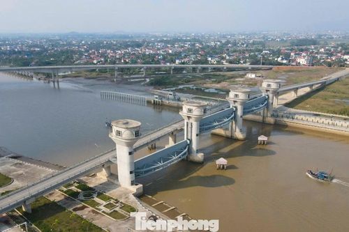 Cầu cống ngăn mặn hàng trăm tỷ đồng xây xong nhưng chờ người vận hành