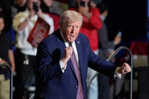 Tổng thống Mỹ Trump đặt mục tiêu vượt Trung Quốc trong cuộc đua trở lại Mặt trăng