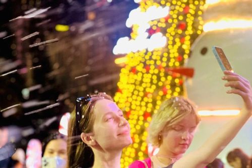 Ngắm 'tuyết rơi' giữa lòng phố biển Nha Trang dịp Giáng sinh