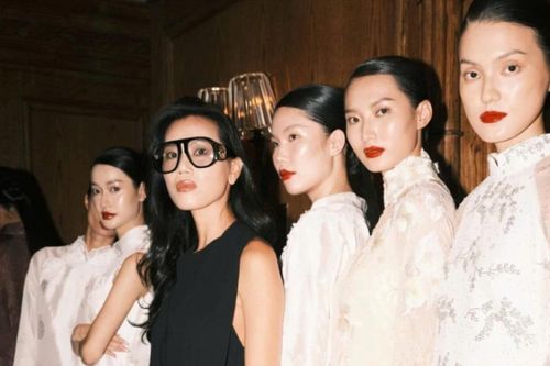 Áo dài ren, xuyên thấu nhưng không phá vỡ truyền thống