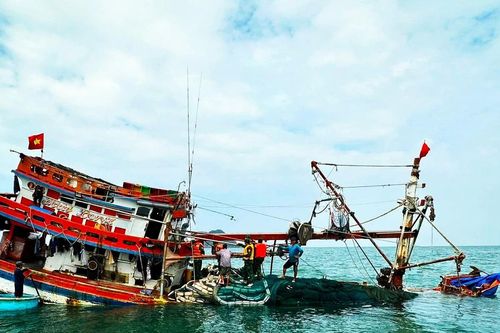 Cứu 13 ngư dân bị chìm tàu trên biển Cà Mau