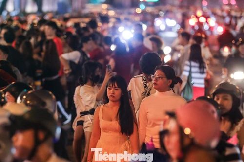 Đổ xô ra trung tâm TPHCM chiêm ngưỡng Nhà thờ Đức Bà