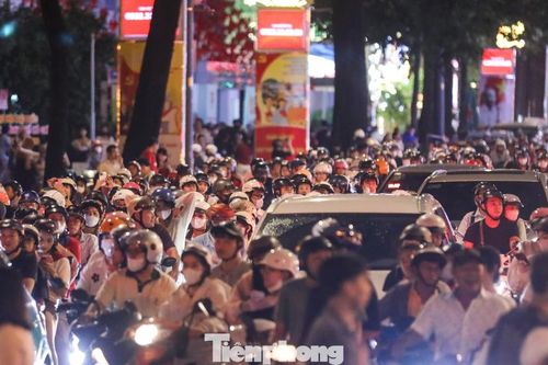 Dòng người đổ về trung tâm TPHCM, nhiều tuyến đường ùn tắc kéo dài