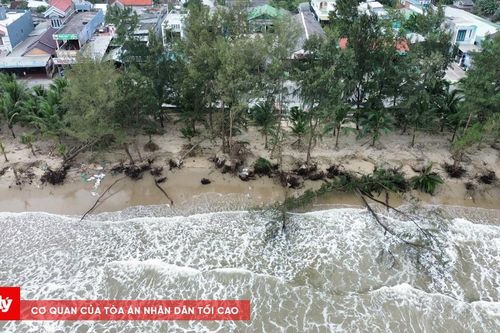 Triều cường bất thường, bờ biển Mỹ Khê sạt lở nghiêm trọng