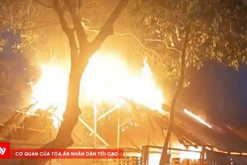 Xưởng gỗ bốc cháy dữ dội