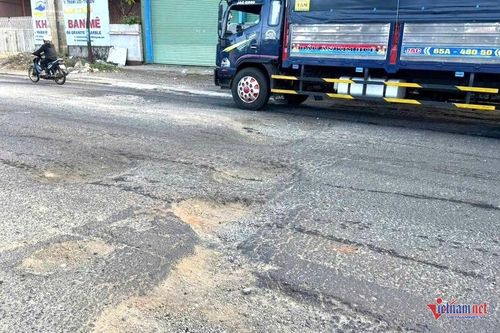 Cận cảnh đường gần 700 tỷ xuống cấp, ô tô tràn cả vào làn xe máy