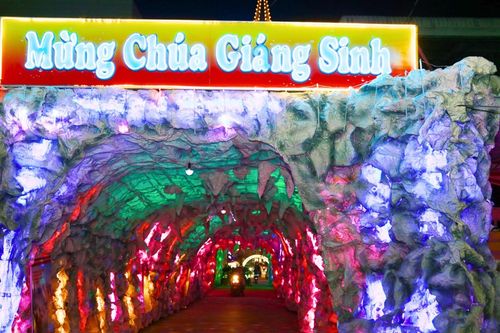 Đường hầm ánh sáng, hang đá có thạch nhũ độc đáo hút khách check-in Noel