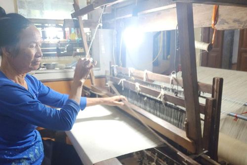 Nghệ nhân 70 tuổi sở hữu nhiều mẫu vải đũi nhất Việt Nam