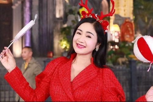 NSND Thu Hà U60 vẫn trẻ đẹp, Diễm My 9X gợi cảm đón Giáng sinh