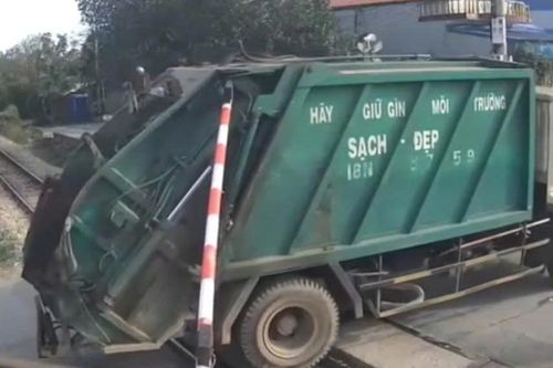 Ninh Bình: Xe chở rác tông hỏng cần chắn tự động đường sắt khi tàu sắp tới