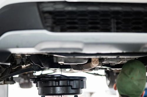 Gara xả nhầm dầu hộp số khi thay dầu động cơ, chủ xe Mercedes gánh hóa đơn 'sốc'