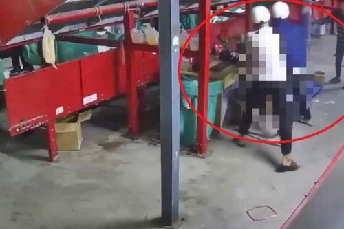 Nhóm người bịt mặt xông vào công ty chuyển phát nhanh, đâm tử vong tổ trưởng