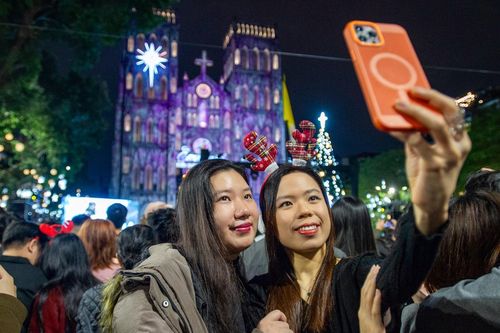 Hà Nội, TPHCM rực rỡ sắc màu: Người dân đổ ra đường đón Giáng sinh