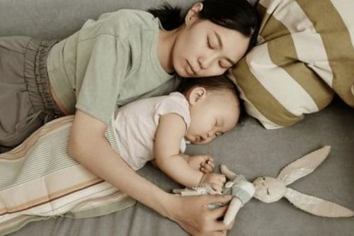 Trẻ nên ngủ cùng mẹ hay ngủ riêng?