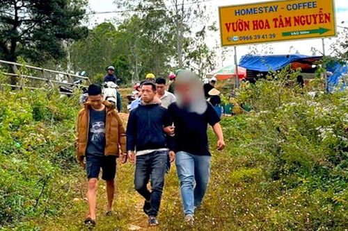 Khởi tố nhóm đối tượng xông vào quán nhậu chém 3 người thương vong